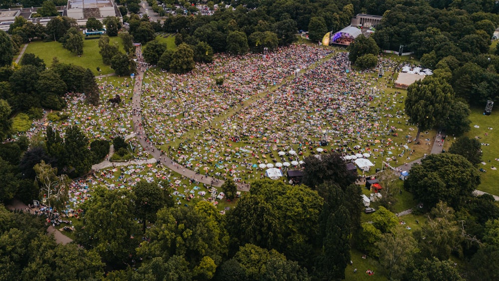 Als „der grünste Konzartsaal Europas“ wird der Luitpoldhain bezeichnet. Hier steigen im Sommer zwei riesige Klassik-Open-Airs mit den beiden großen Nürnberger Orchestern.