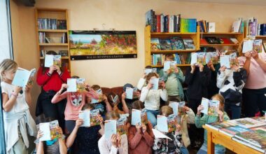 Schulkinder bekommen eine Geschichte geschenkt