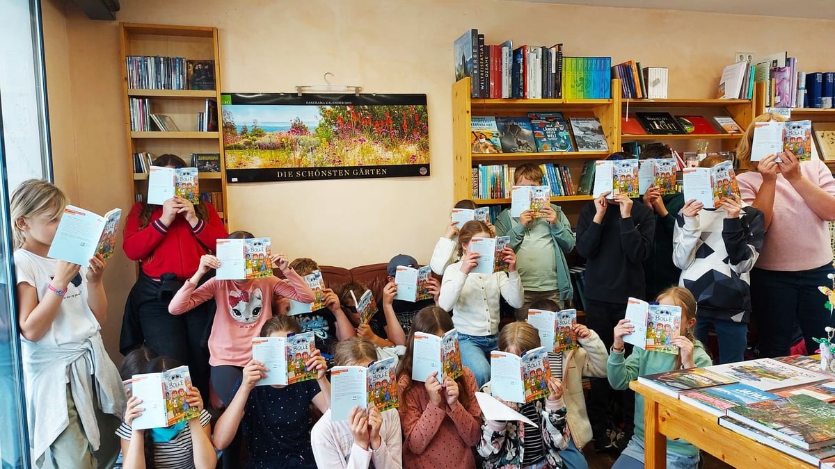 Schulkinder bekommen eine Geschichte geschenkt