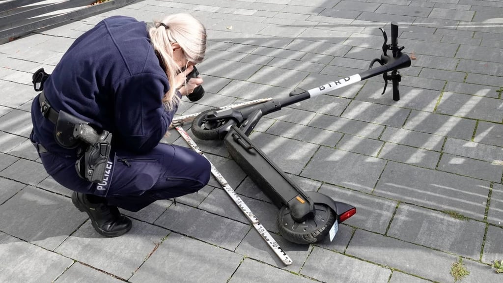 Richard-Paulick-Straße in Halle: E-Scooter-Unfall mit Auto: Drei Verletzte