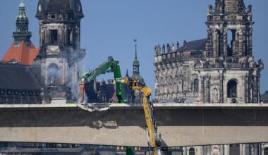 Acht Monate nach dem Einsturz in Dresden: Spezial-Bagger reißen Carolabrücke ab | Regional