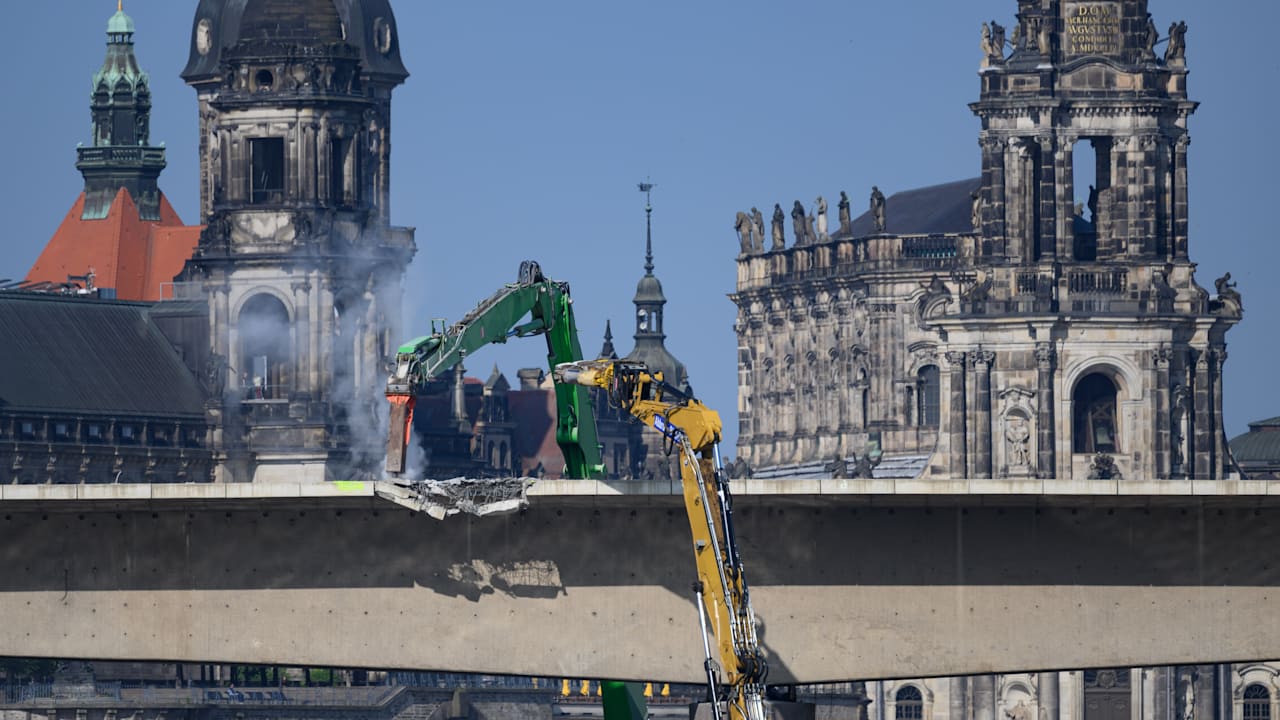 Acht Monate nach dem Einsturz in Dresden: Spezial-Bagger reißen Carolabrücke ab | Regional