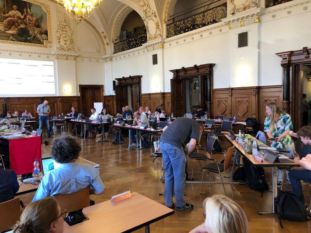 Als AfD-Fraktionsvorsitzender Alexander Raue eine persönliche Erklärung vorliest, verlassen viele Räte demonstrativ den Sitzungssaal.