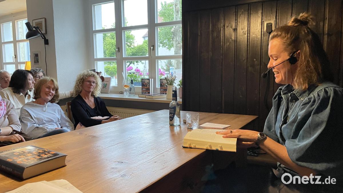 Lesung von Regina Denk zieht Publikum in Pfreimd in den Bann