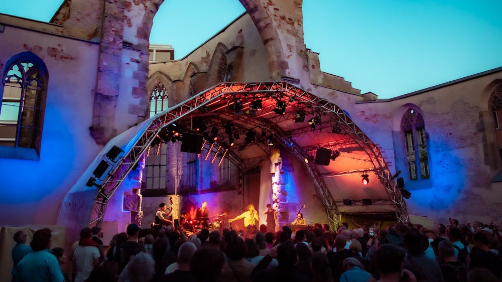 Magische Stimmung in der Kirche ohne Dach: Die Silhouette zur blauen Stunde, hier beim Konzert von Voodoo Jürgens, fasziniert immer wieder in der Katharinenruine.