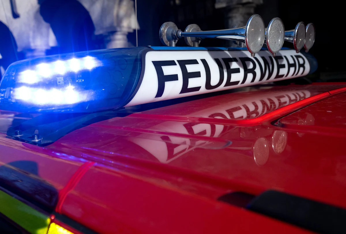 Brände - Großbrand in Entsorgungsbetrieb in Augsburg unter Kontrolle - Bayern