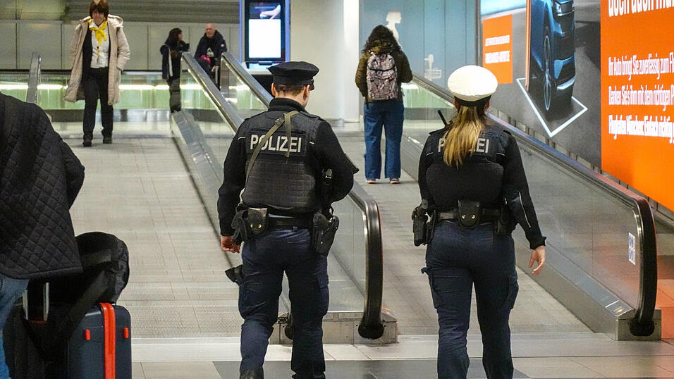 Am Flughafen München hat ein Mann versehentlich Drogen an einen Praktikanten der Bundespolizei übergeben. (Symbolbild)