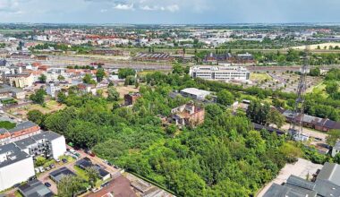Dieses grüne Areal am alten Thüringer Bahnhof in Halle soll bebaut werden. Im Hintergrund sieht man das RAW Gelände.