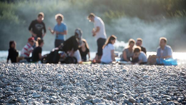 An der Isar halten sich viele Menschen auf, dort wird auch viel geraucht. Hier bräuchte es ein striktes Verbot, findet Tobias Ruff (Symbolbild).