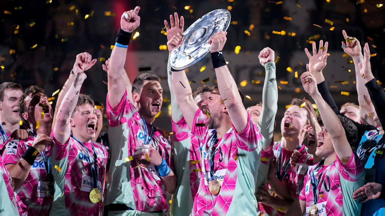 Die Füchse Berlin jubeln: Handball-Titel mit kurioser Panne | Sport