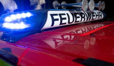 München: Baucontainer stehen in Flammen – ein Verletzter in der Lerchenau - München