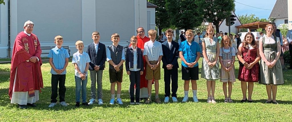 Ein Dutzend Firmlinge in Affing