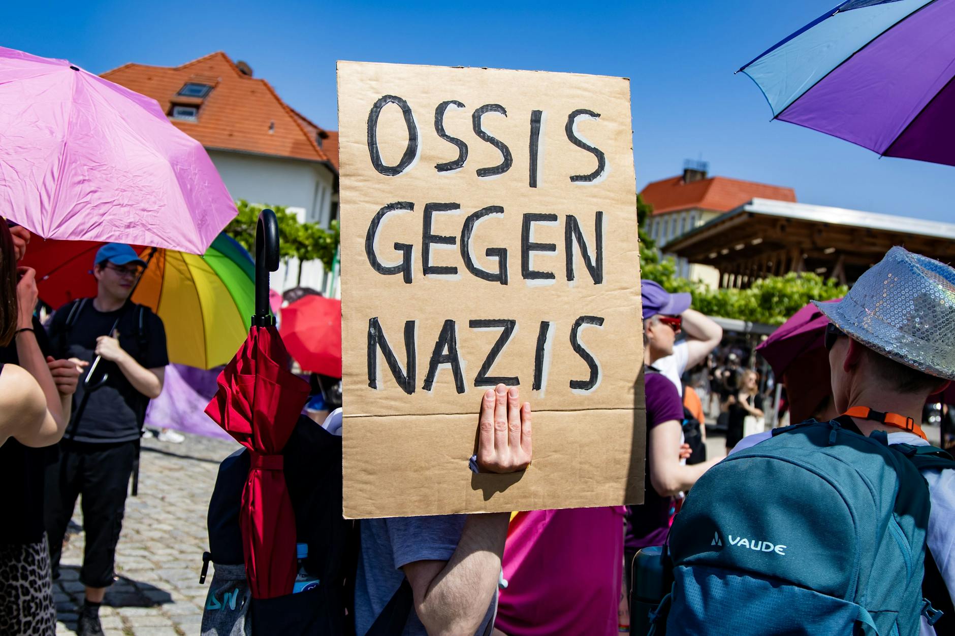 Viele demonstrierten mit selbstgebastelten Schildern.