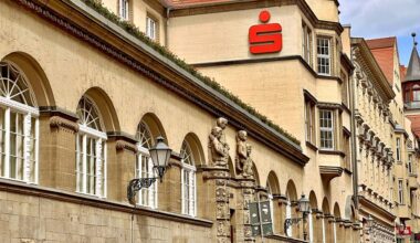 Die Saalesparkasse mit Sitz in Halle ist das größte Kreditinstitut der Region. 240.000 Kunden hat die Bank. Für die Kunden wird es jetzt teurer. 