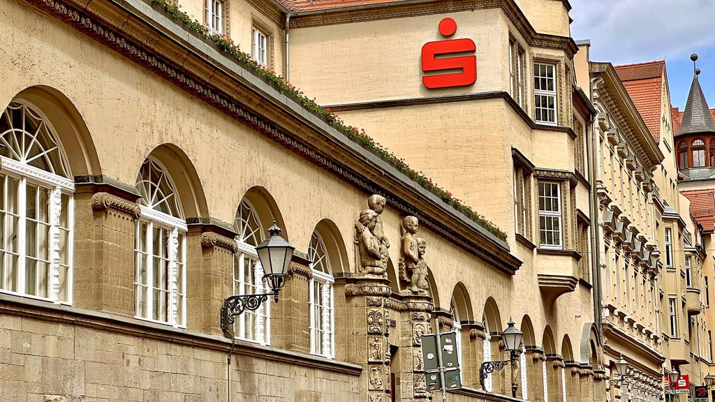 Die Saalesparkasse mit Sitz in Halle ist das größte Kreditinstitut der Region. 240.000 Kunden hat die Bank. Für die Kunden wird es jetzt teurer. 
