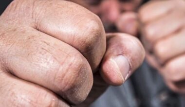 Lokal in Halle völlig zerlegt! Männer prügeln mit Stühlen und Gläsern aufeinander ein