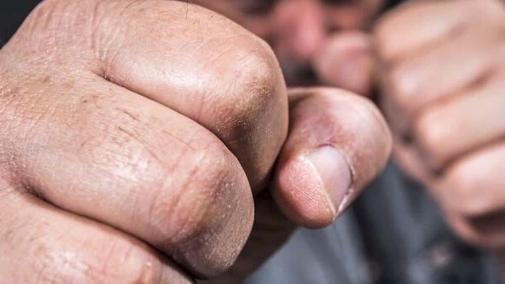 Lokal in Halle völlig zerlegt! Männer prügeln mit Stühlen und Gläsern aufeinander ein