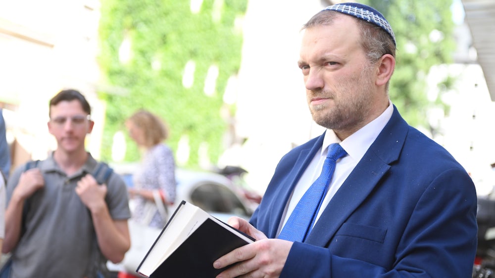 Rabbiner Jan Guggenheim trug nach dem Anbringen der Tafeln ein Gebet in der Buttermelcherstraße vor.