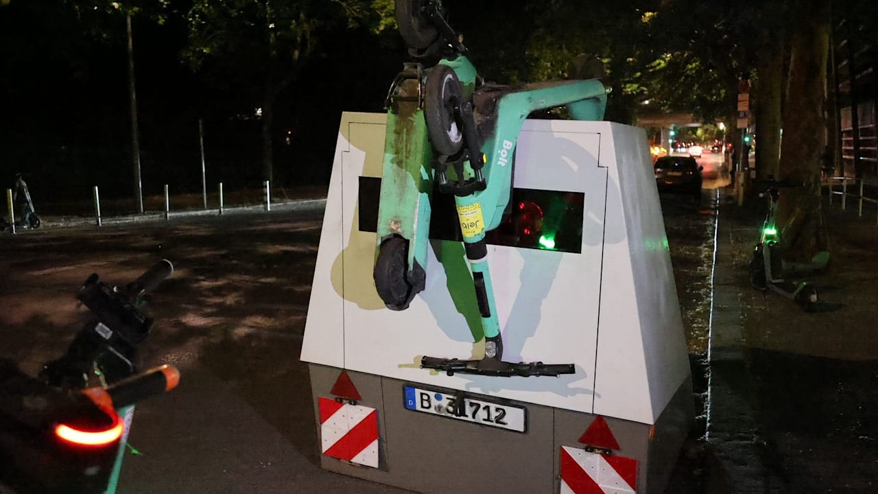 Kuriose Roller-Attacke in Berlin: Blitzer mit E-Scootern außer Gefecht gesetzt | Regional