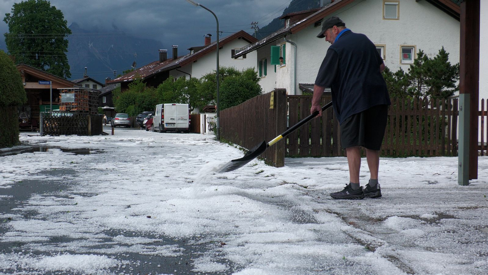 Weiße Straßen nach Unwetter im Süden Bayerns