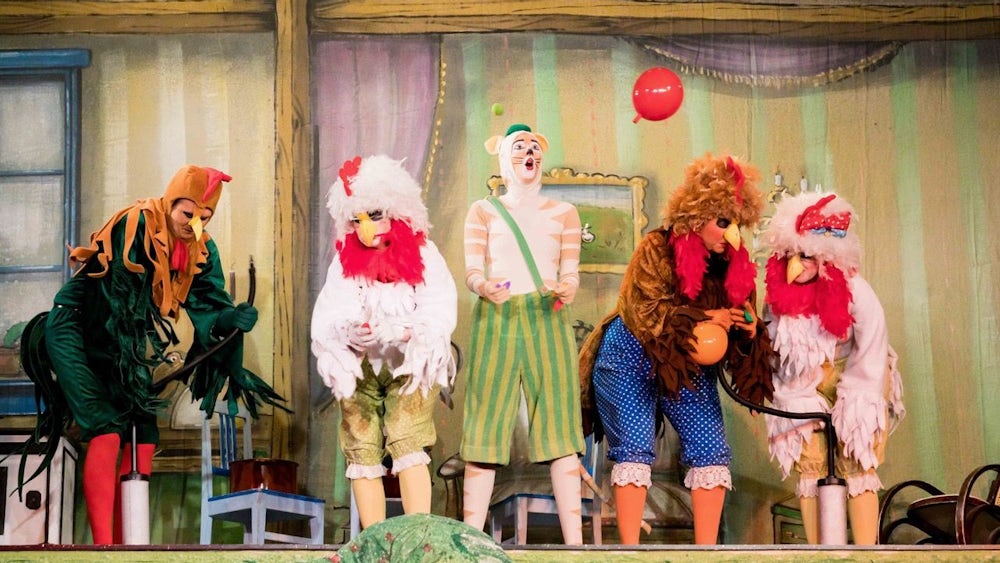 Gewissermaßen im Dauerfasching befinden sich die Akteure von „Pettersson und Findus feiern Geburtstag“ im Münchner Theater für Kinder.