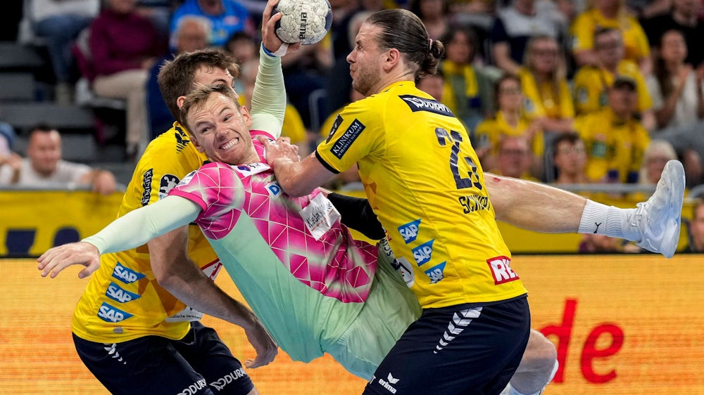 Einfach nicht zu stoppen: Mathias Gidsel setzt sich gegen Steven Plucnar Jacobsen und Olle Forsell Schefvert (v.l.) durch, der dänische Olympiasieger war einmal mehr bester Akteur auf dem Parkett.
