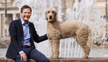 Oberbürgermeister Alexander Vogt und sein treuer vierbeiniger Begleiter: Großpudel Henri