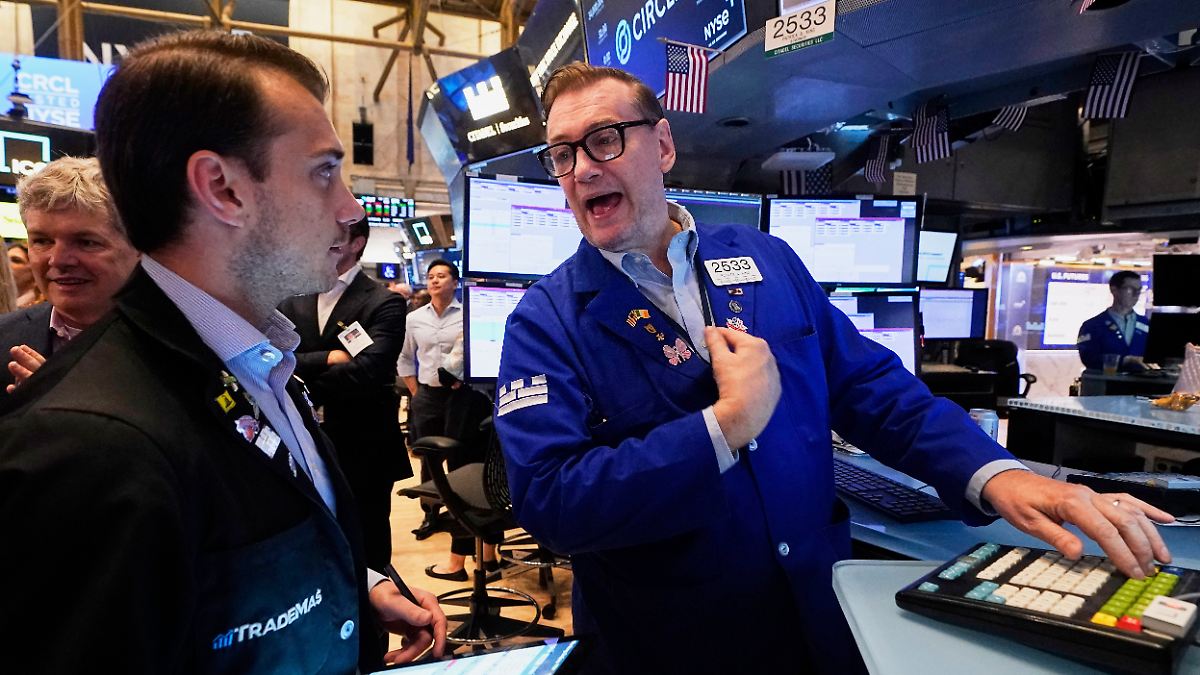 Indizes schließen im Plus: Arbeitsmarkt verschafft der Wall Street Rückenwind