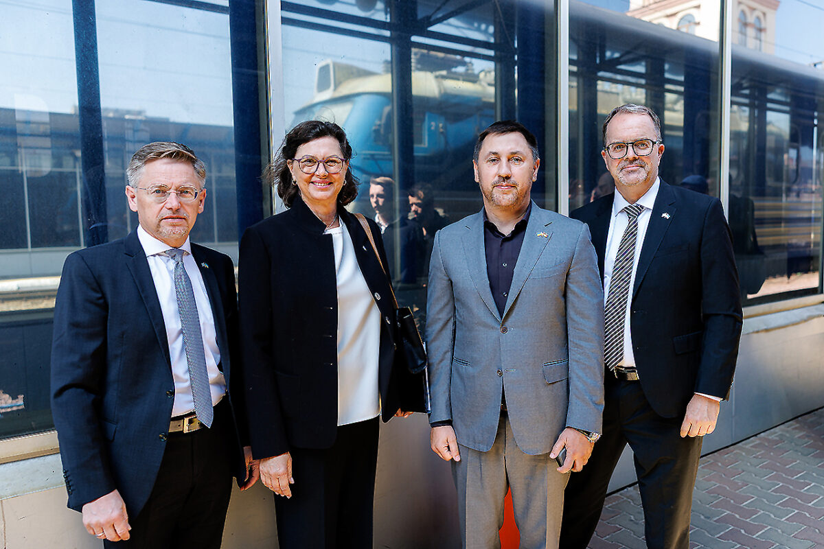 Ankunft am Bahnhof von Kiew: Tobias Reiß (CSU), Vizepräsident des Bayerischen Landtags, Ilse Aigner, Präsidentin des Bayerischen Landtags, Andriy Strikharskyi, Ukrainischer Parlamentsabgeordneter, und Markus Rinderspacher (SPD), Vizepräsident des Bayerischen Landtags. Foto: Matthias Balk/Bildarchiv Bayerischer Landtag