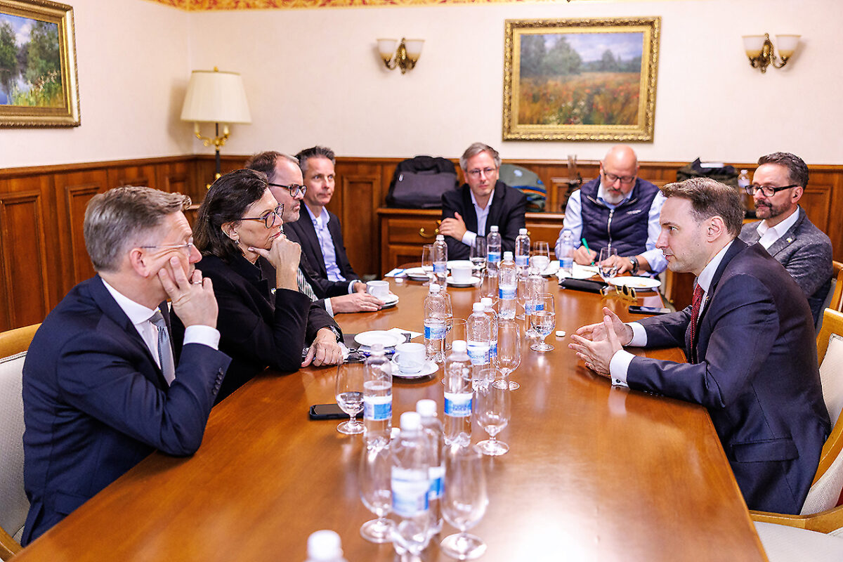 Gespräch mit Maximilian Rasch, stellvertretender Deutscher Botschafter in der Ukraine, im Tageshotel, Ilse Aigner, Präsidentin des Bayerischen Landtags, Tobias Reiß (CSU), Vizepräsident des Bayerischen Landtags, und Markus Rinderspacher (SPD), Vizepräsident des Bayerischen Landtags. Foto: Matthias Balk/Bildarchiv Bayerischer Landtag