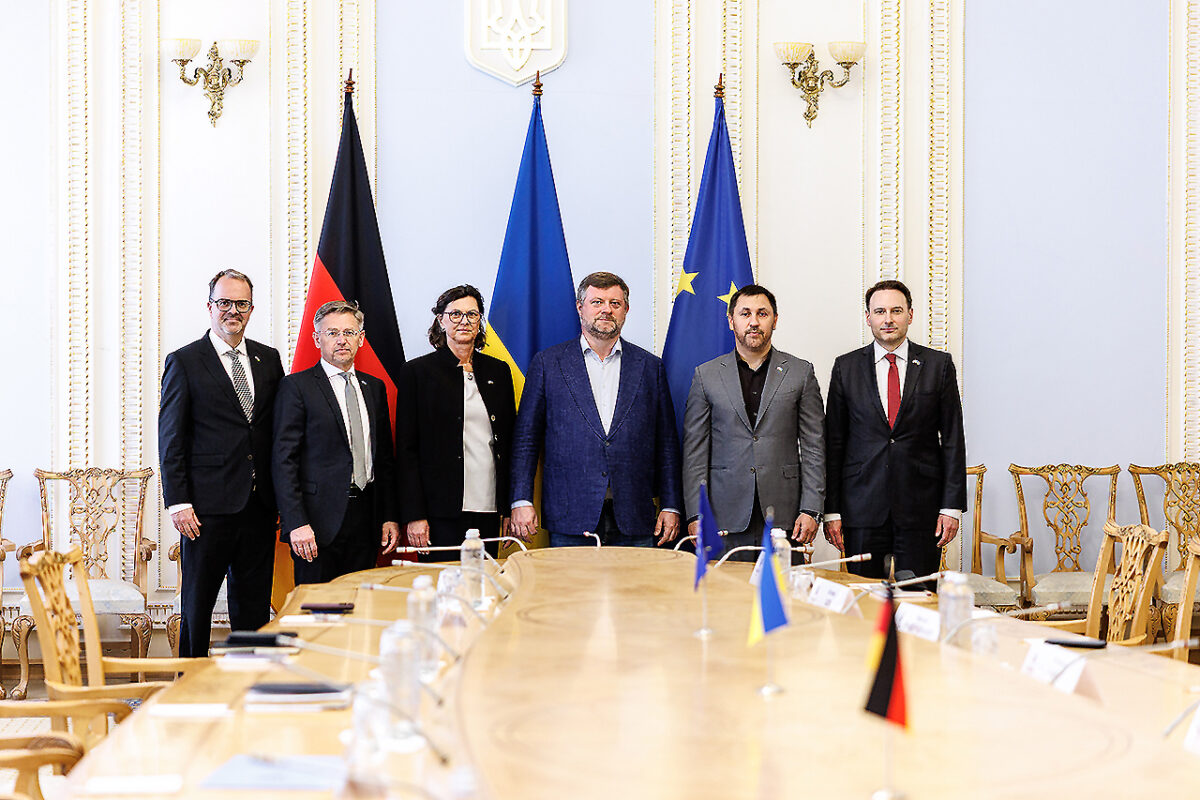 Besuch im Parlamentsgebäude der Ukraine: Gespräch mit Oleksandr Korniyenko, erster Stellvertretender Vorsitzender der Werchowna Rada der Ukraine, Markus Rinderspacher (SPD), Vizepräsident des Bayerischen Landtags, Tobias Reiß (CSU), Vizepräsident des Bayerischen Landtags, Ilse Aigner, Präsidentin des Bayerischen Landtags, Andriy Strikharskyi, Ukrainischer Parlamentsabgeordneter, und Maximilian Rasch, stellvertretender Deutscher Botschafter in der Ukraine. Foto: Matthias Balk/Bildarchiv Bayerischer Landtag