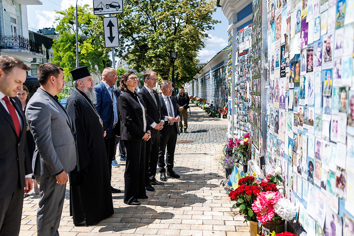 Gedenken an der Wand der Erinnerung in Kiew, Epiphanius, Metropolit der orthodoxen Kirche der Ukraine, Markus Rinderspacher (SPD), Vizepräsident des Bayerischen Landtags, Tobias Reiß (CSU), Vizepräsident des Bayerischen Landtags, Andriy Strikharskyi, Ukrainischer Parlamentsabgeordneter. Foto: Matthias Balk/Bildarchiv Bayerischer Landtag