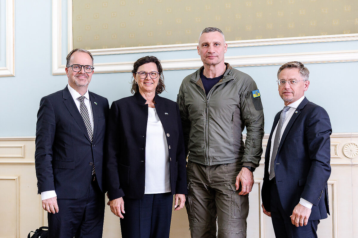 Besuch im Rathaus von Kiew: Ilse Aigner, Präsidentin des Bayerischen Landtags, Tobias Reiß (CSU), Vizepräsident des Bayerischen Landtags, Markus Rinderspacher (SPD), Vizepräsident des Bayerischen Landtags, und Vitali Klitschko, Bürgermeister von Kiew. Foto: Matthias Balk/Bildarchiv Bayerischer Landtag