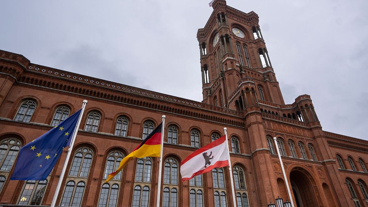 Berlin & Brandenburg: Veteranentag: Berliner Dienstgebäude sollen beflaggt werden