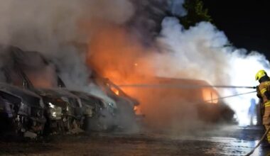 Feuerteufel in Schönwalde?: Flotte von Amazon-Lieferwagen brennt in Brandenburg aus