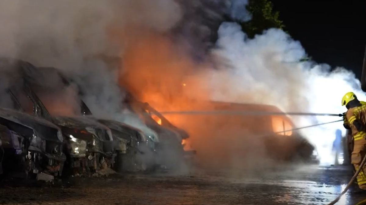 Feuerteufel in Schönwalde?: Flotte von Amazon-Lieferwagen brennt in Brandenburg aus