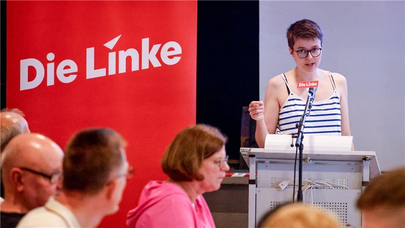 Anna Fischer spricht auf dem Parteitag.