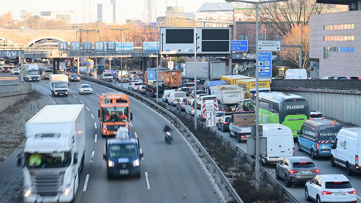Berlin & Brandenburg: Reisewochenende: Volle Straßen an Pfingsten erwartet