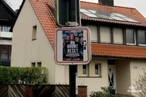 Dieser Aufkleber nervt nur, andere können gefährlich werden. (Foto: Michael Bührke)