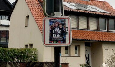 Dieser Aufkleber nervt nur, andere können gefährlich werden. (Foto: Michael Bührke)