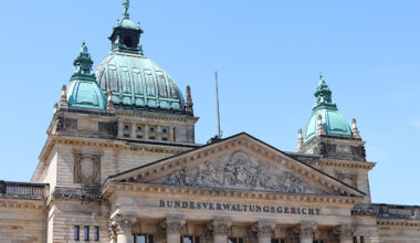 Bundesverwaltungsgericht in Leipzig mit Schriftzug und Kuppel, blauer Himmel.