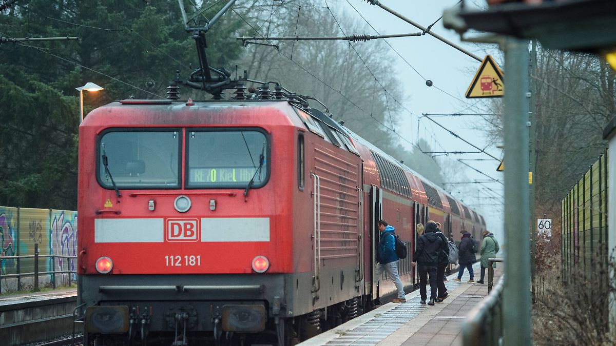 Hamburg & Schleswig-Holstein: Bahnnetz Mitte - Land rückt von Pünktlichkeitsziel ab