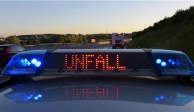 Mehrere Fahrzeuge kollidieren auf A1