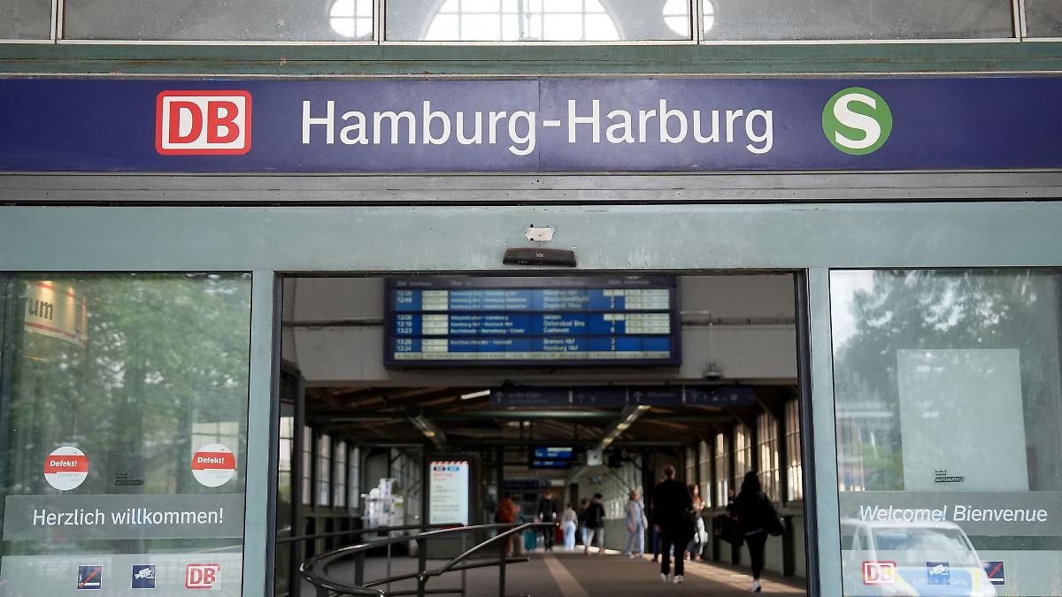 Hamburg & Schleswig-Holstein: Kind stürzt beim Einsteigen in S-Bahn - leicht verletzt