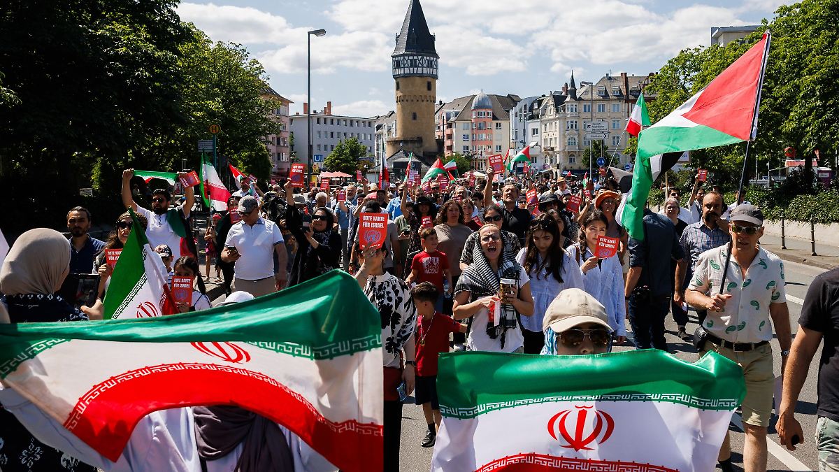 Hessen: Nach Angriff auf Iran: Demo vor US-Konsulat in Frankfurt
