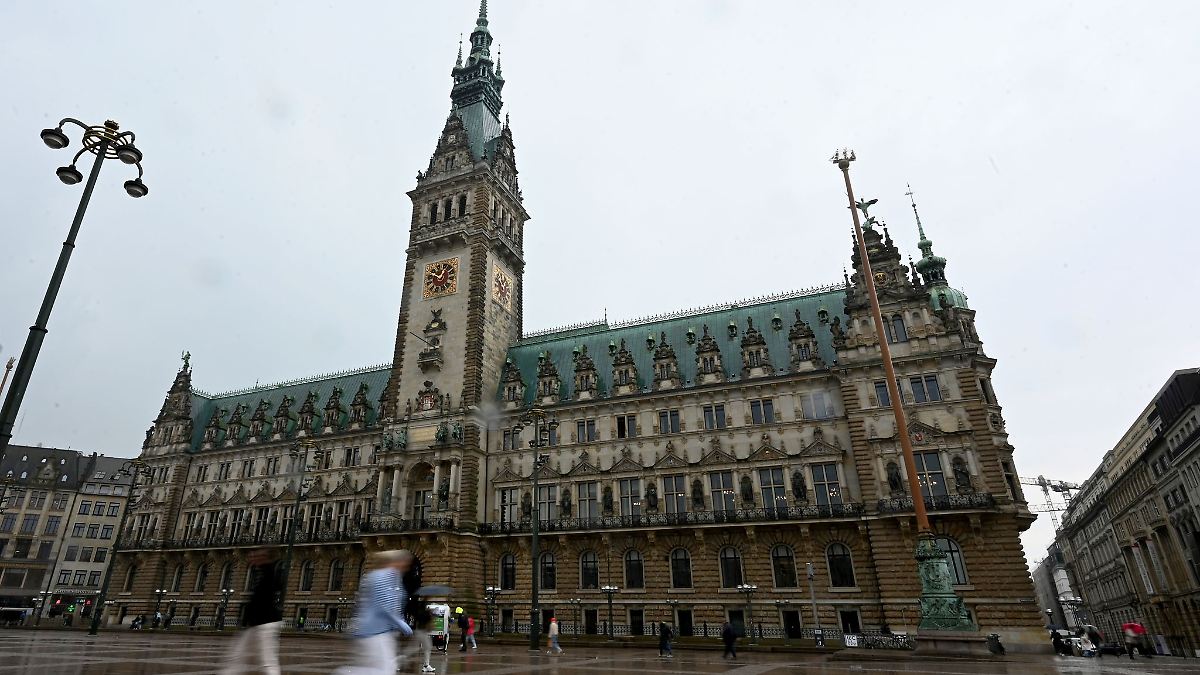 Hamburg & Schleswig-Holstein: Wolken und Regen über Schleswig-Holstein und der Hansestadt