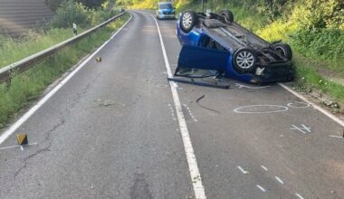 POL-AC: Alleinunfall auf der Venwegener Straße - Auto überschlägt sich