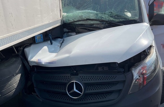 POL-BI: Unfall auf der A 2: Transporter von Sattelzug mitgezogen