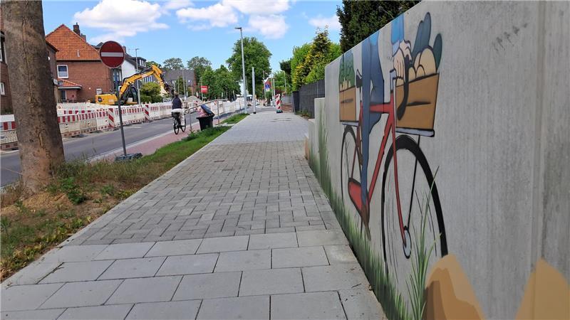 Bunte Graffiti gegen graue Tristesse schuf Graffiti-Künstler Leo Cordes im fertiggestellten Abschnitt der Harsefelder Straße.