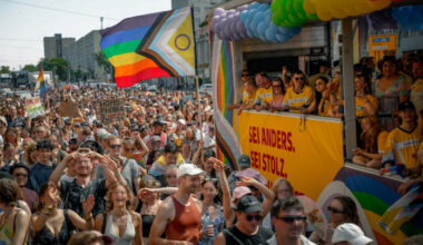 Bunte Menschenmasse beim CSD.